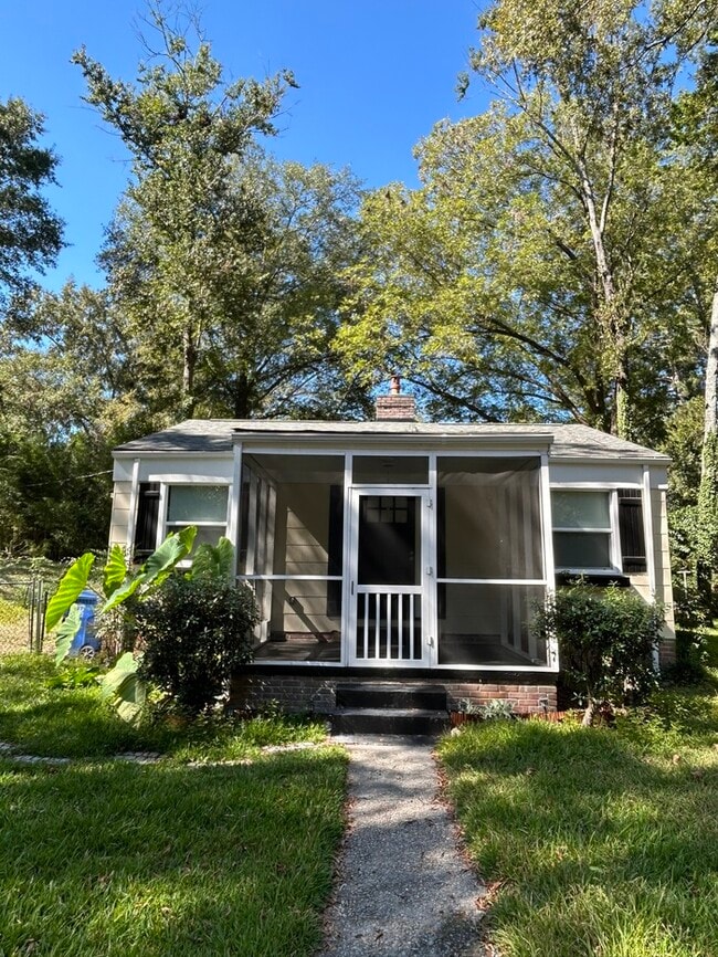 Building Photo - 2331 Wesley Dr