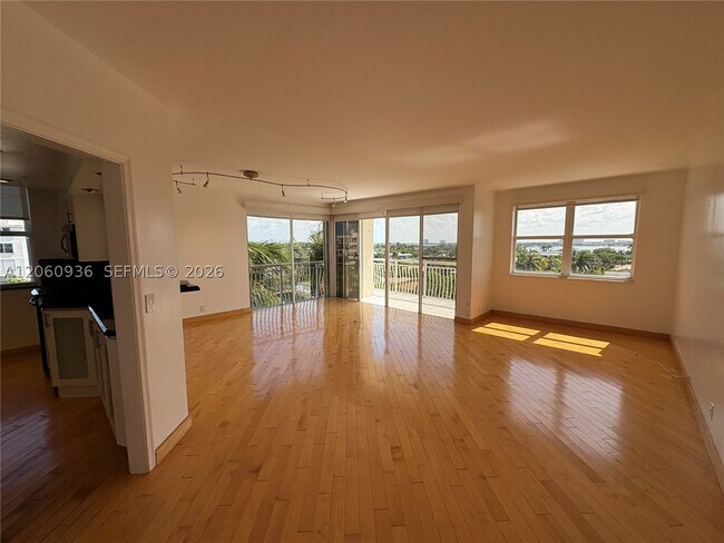 Foto del edificio - 10140 W Bay Harbor Dr