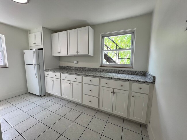 Building Photo - 821 Collins St