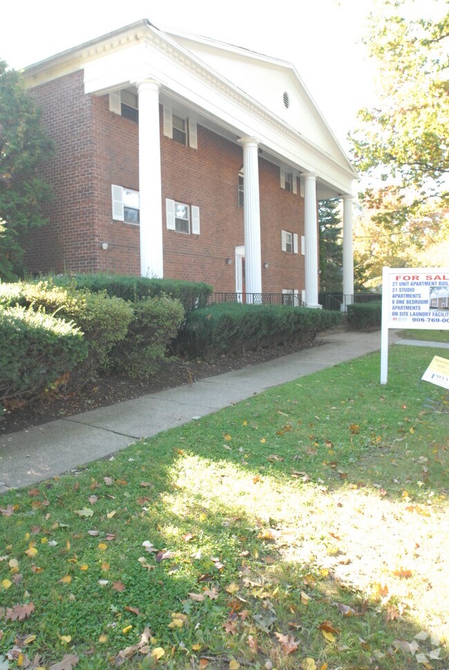 Foto del edificio - 317-323 W 8th St
