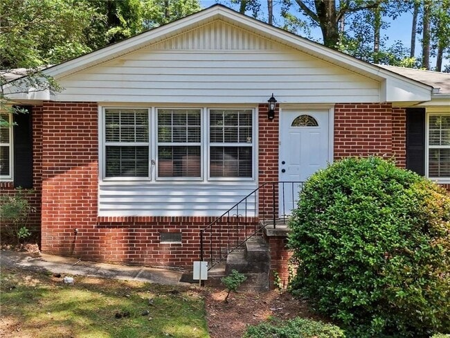 Building Photo - 1111 N Valley Dr