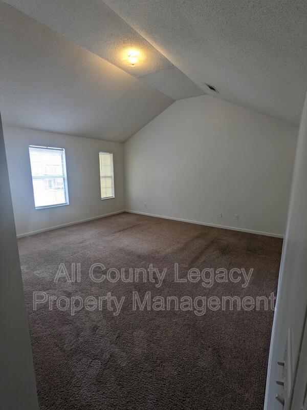 Building Photo - 834 Hillandale Ln