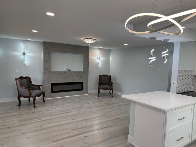 Building Photo - 216 Normandy Ln