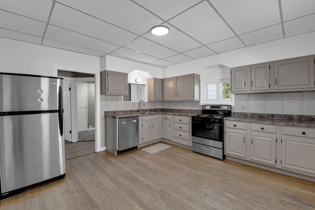 Building Photo - 9919 Clyde Ave