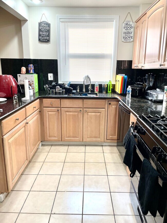 Foto del edificio - Luxurious 3-Bedroom Townhome in Sharon Hil...