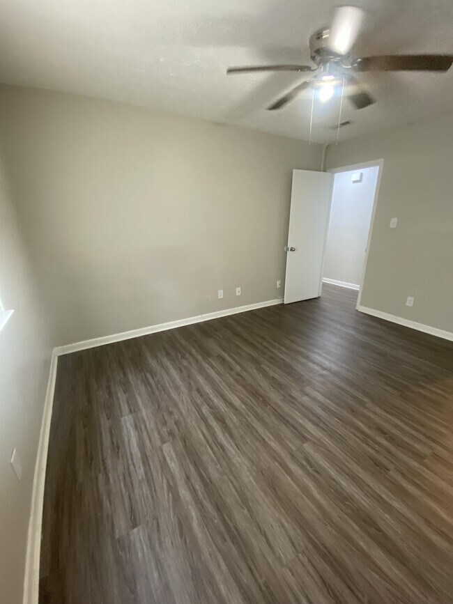 Building Photo - 919 Applewood Ln