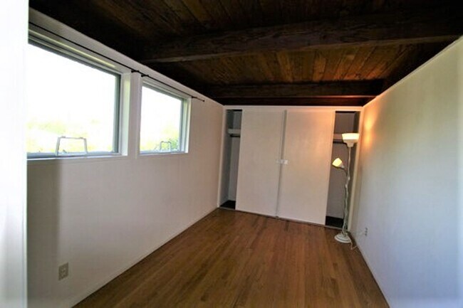 Building Photo - Private, sunny top floor 1BD/1BA unit in a gated community, and only three blocks from N Berkeley...