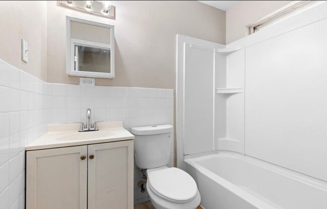 Building Photo - Spacious 3 Bedroom Home