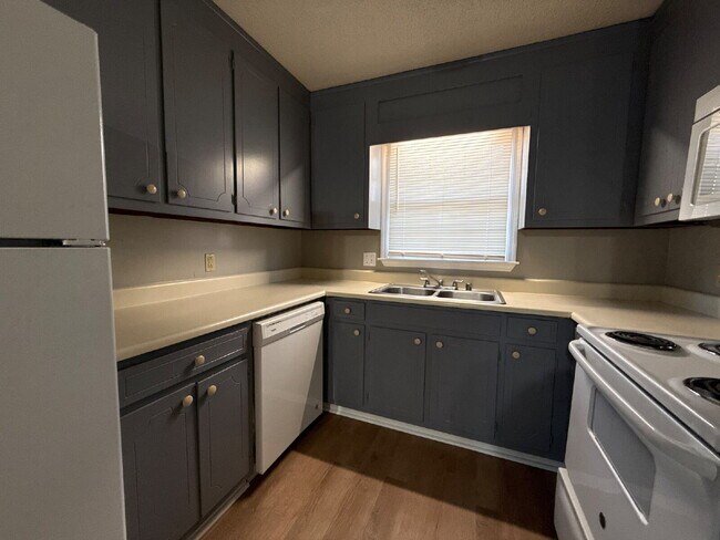 Foto del edificio - "Spacious 2-Bedroom, 2-Bath Oasis in Prime Huntsville Location!"