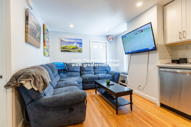 Building Photo - 651 E 7th St