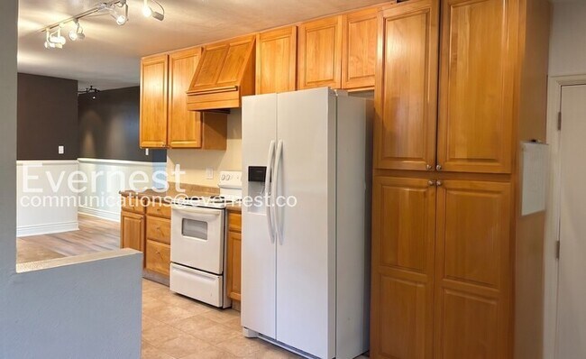 Foto del edificio - 3 Bed, 1 Bath Home with Fenced Yard & Garage / Available Now!