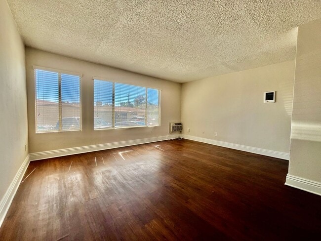 Foto del edificio - 7555 Linda Vista Rd