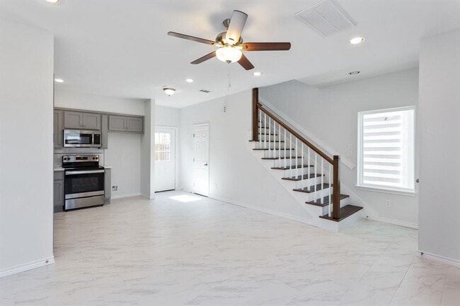 Building Photo - 11623 Waldemar Dr