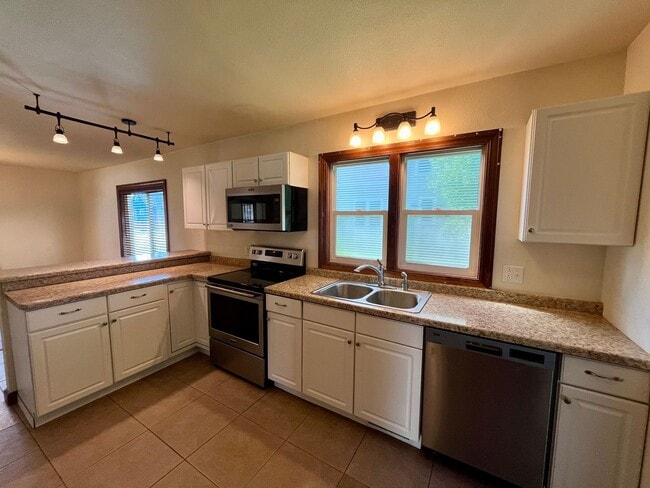 Building Photo - Large 3 Bed 2 Bath Single Family Home in M...