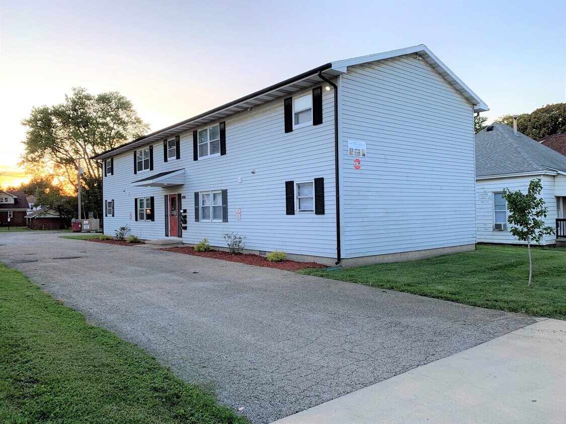 1426 9th St, Charleston, IL 61920 Apartments in Charleston, IL