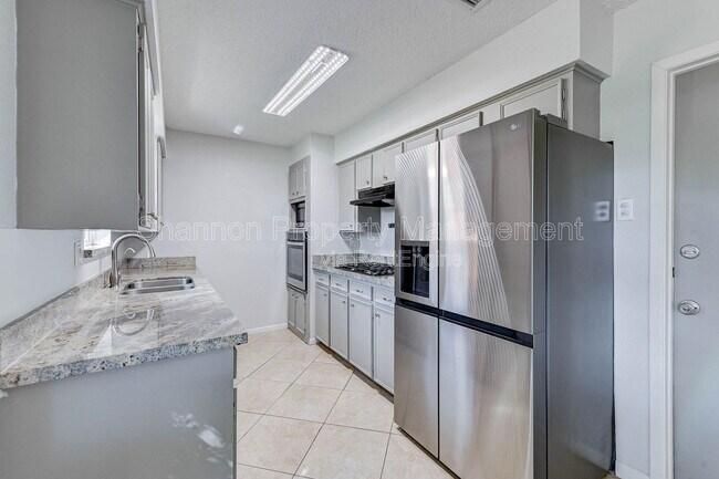 Foto del edificio - 5911 Chrystell Ln