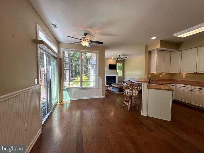 Foto del edificio - 28405 Pinehurst Cir