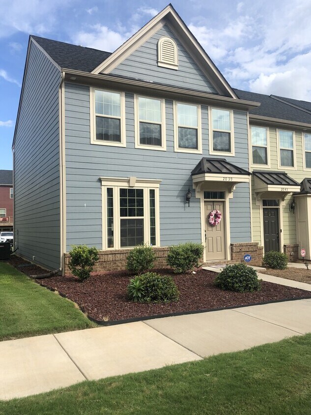 Primary Photo - Beautiful 3 Bed Townhome in Eagle Lake Sub...