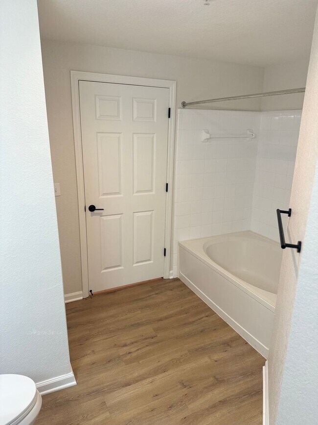 Foto del edificio - Barrington Park Condos! Renovated Ground F...