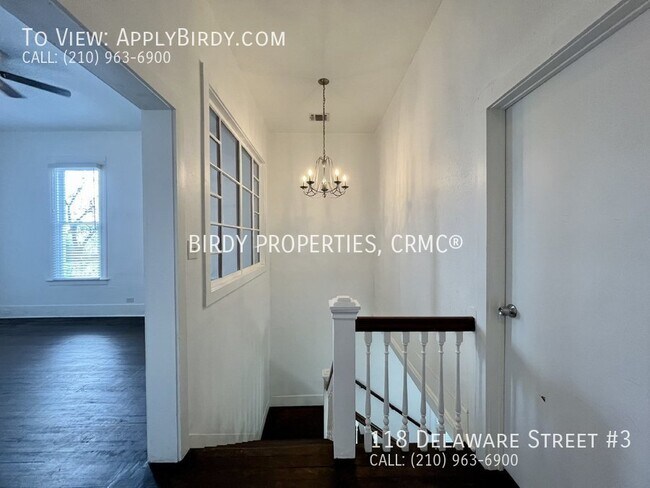 Foto del edificio - "Charming 3-Bedroom Townhouse with Hardwoo...