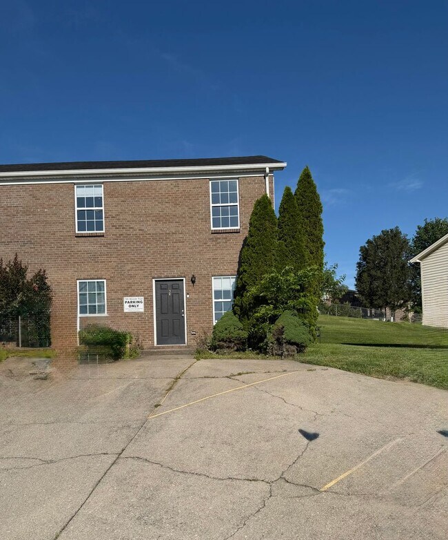 Building Photo - 135 Woods Trail