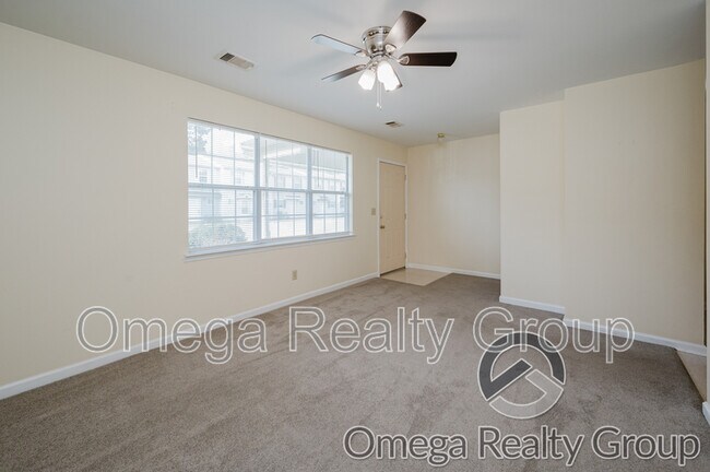 Foto del edificio - 484 Grey Hill Rd