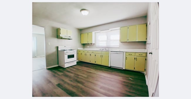 Building Photo - UPDATED FLOORING! 3 Bedroom Home for Rent- Steps from Ball State & The Village!