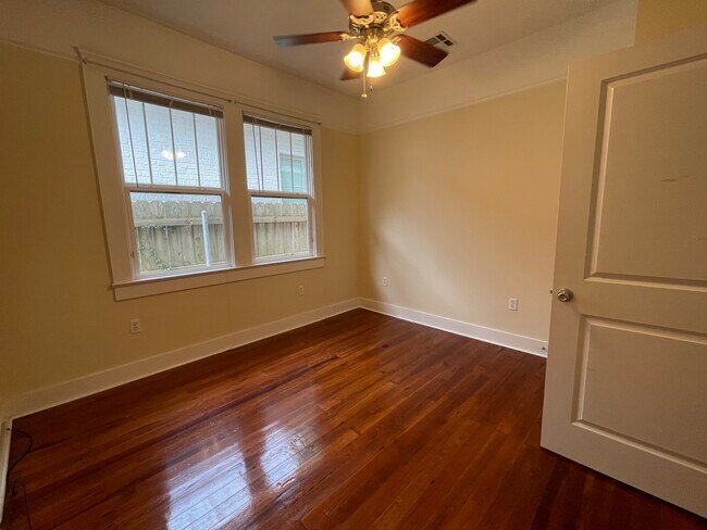 Building Photo - 5560 Woodlawn Pl