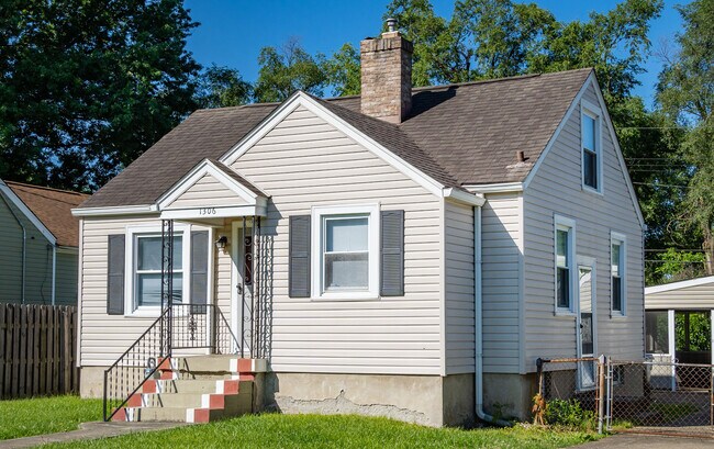 Building Photo - 1306 Homeview Dr