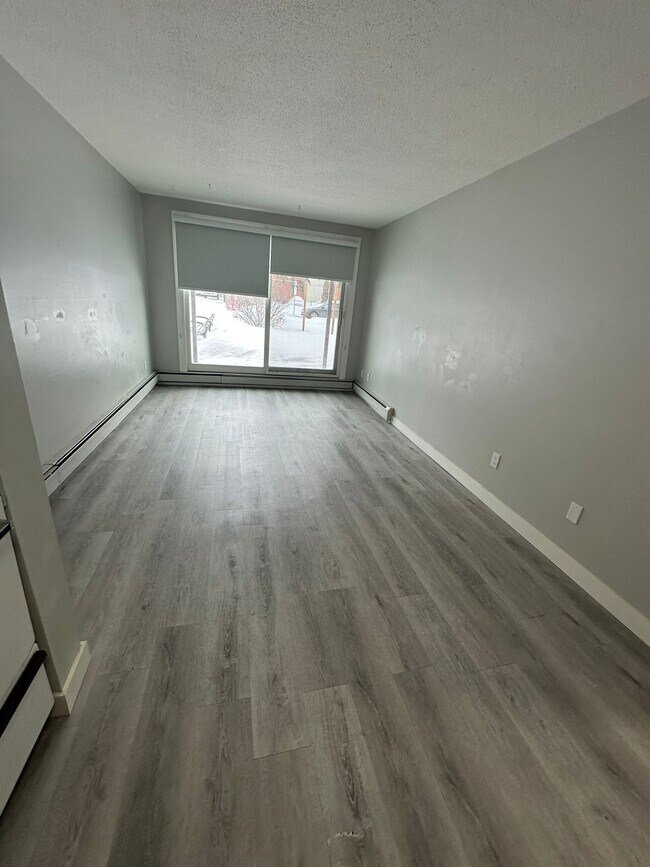 Photo du bâtiment - 13516-102 102 St NW