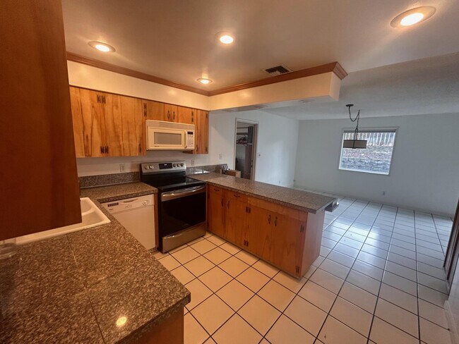 Building Photo - 549 Eastwood Dr