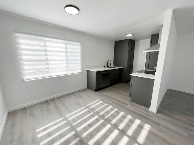 Building Photo - 1313 Huntington Dr