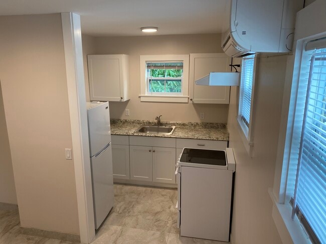 Kit - 1304 Grinnell St