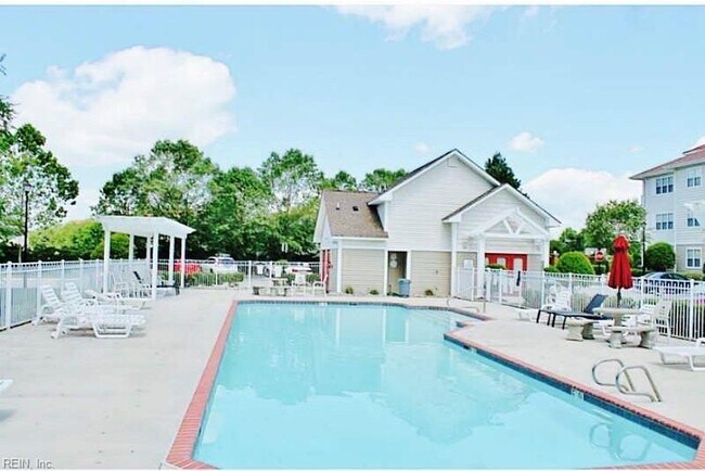 Building Photo - 908 Southmoor Dr