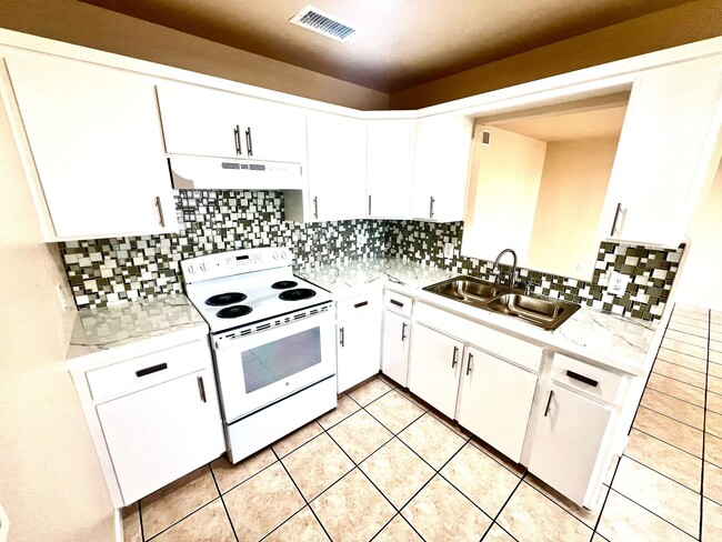 Building Photo - 4000 Paredes Line Rd