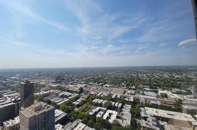 Building Photo - 5415 N Sheridan Rd