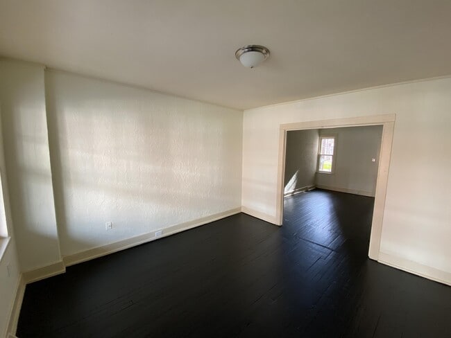 Building Photo - 1110 W Poplar St