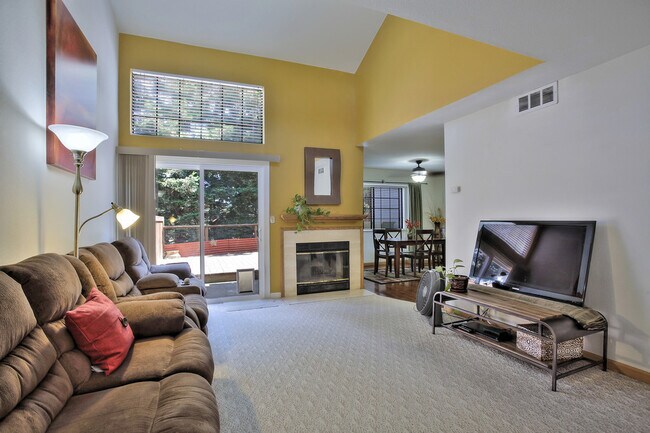 Foto del edificio - Lovely 2 Story Townhouse in Pinole, CA on cul de sac...