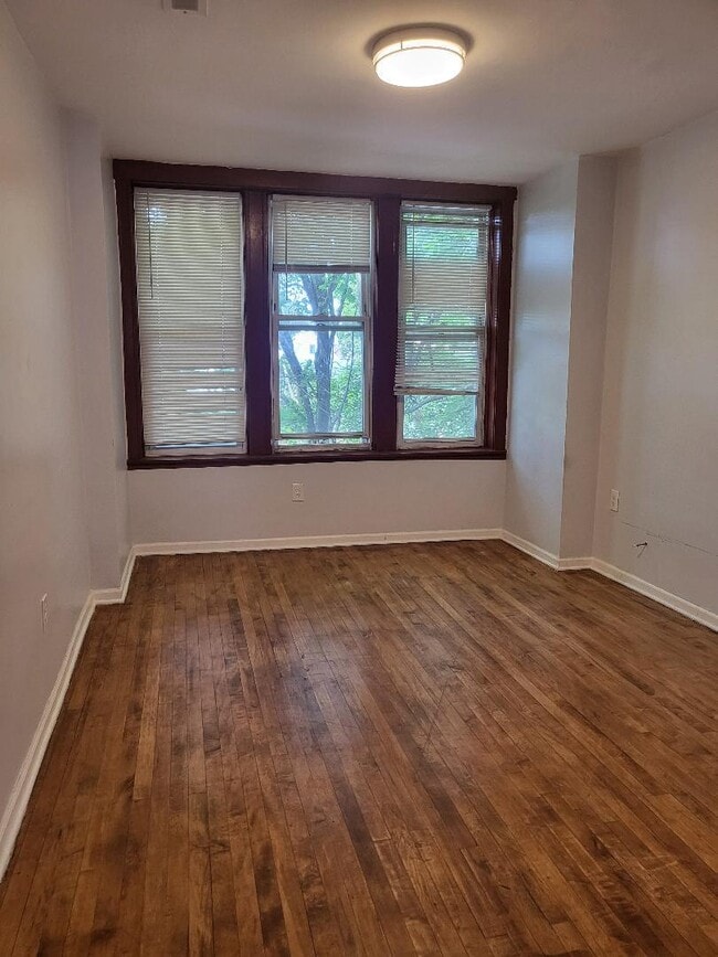 Foto del edificio - 2937 W 40th St