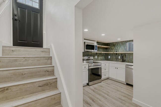 Photo - 946 Pratt St Apartment