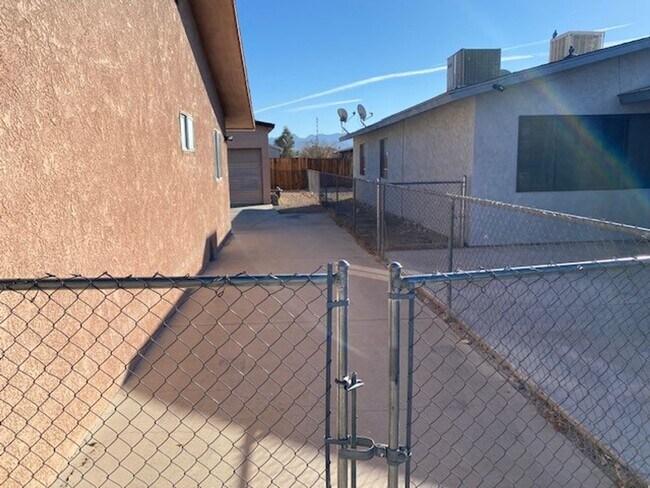 Foto del edificio - 2BR 2BA HOME w/Fenced Yard, Xtra Parking, Garage