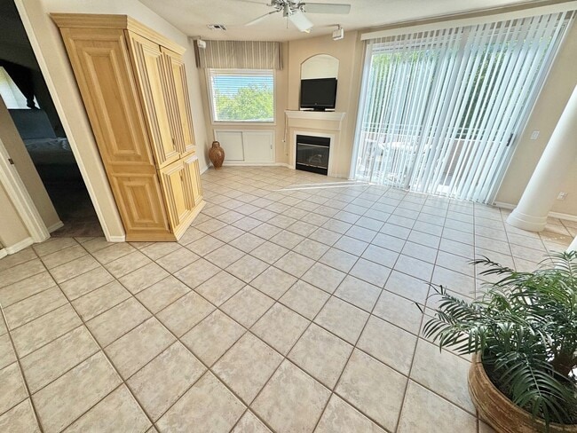 Foto del edificio - GATED COMMUNITY - TOP FLOOR CONDO WITH BALCONY IN SUMMERLIN