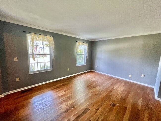Building Photo - Beautiful Well-Maintainted Burlington Home!