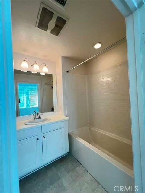 Building Photo - 422 W Rte 66