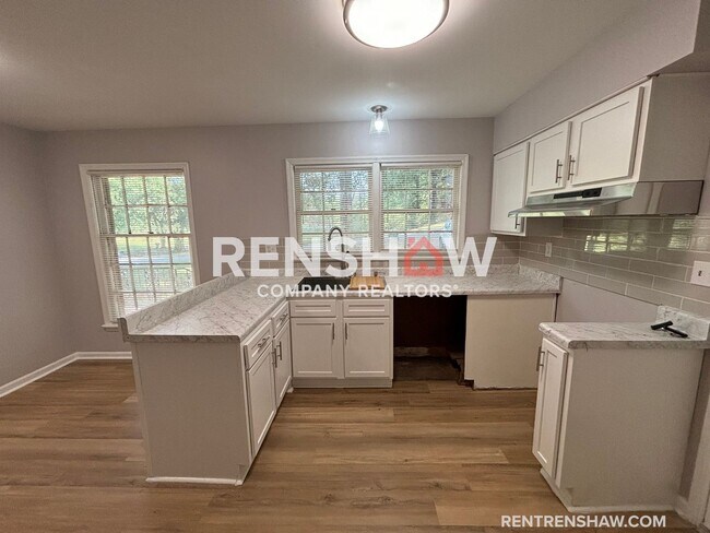 Building Photo - Text the Leasing Team at 901-820-4367 to S...
