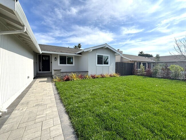 Building Photo - Stunning 4-Bedroom, 2-Bathroom Remodeled H...