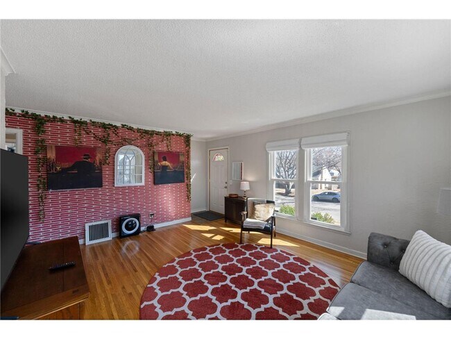 Building Photo - 2901 Zenith Ave N