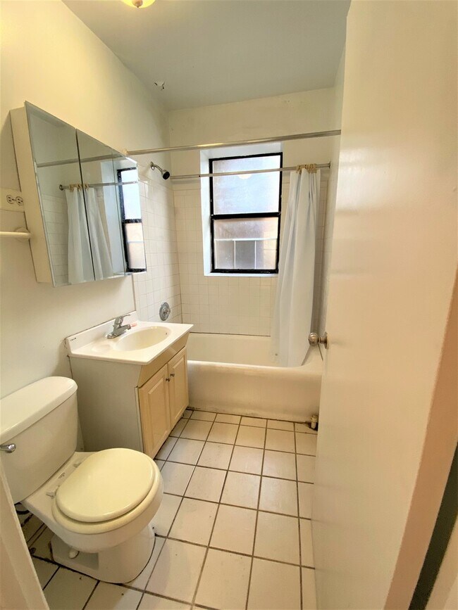 Building Photo - 3152 W Wilson Ave