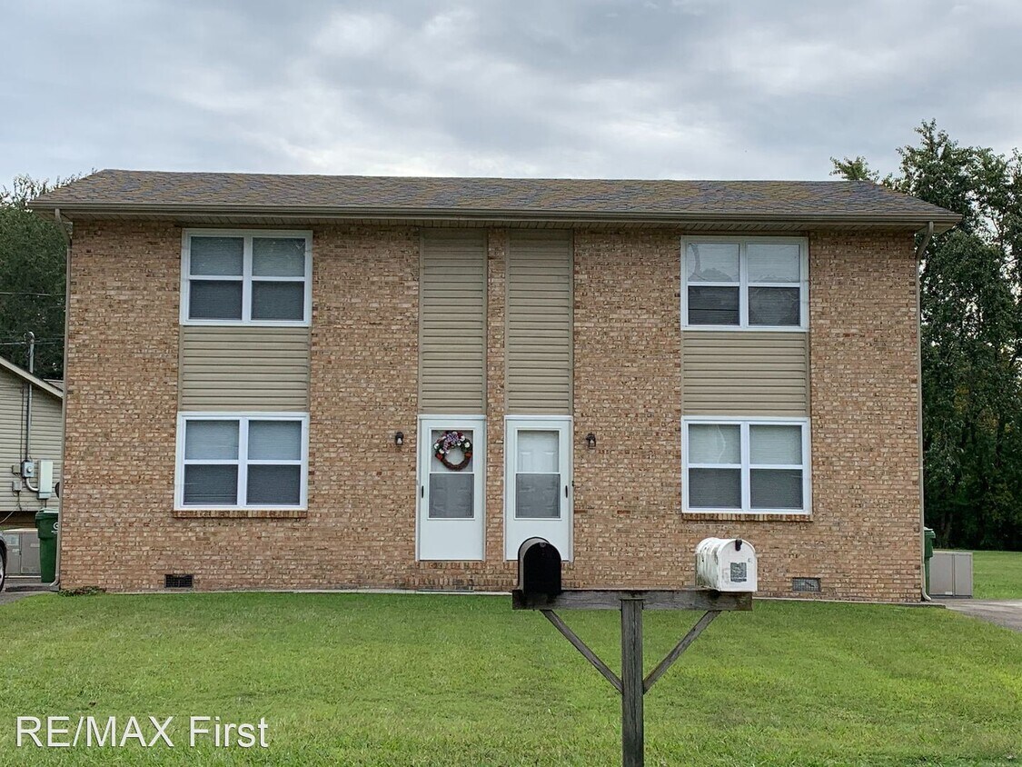 2 br, 1.5 bath House 2301 Pinewood Dr. House Rental in Maryville