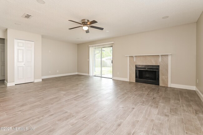 Foto del edificio - 7215 Mimosa Grove Pl